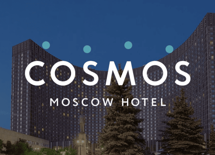 Гостиница «Космос» у ВДНХ вечером с логотипом Cosmos Moscow Hotel