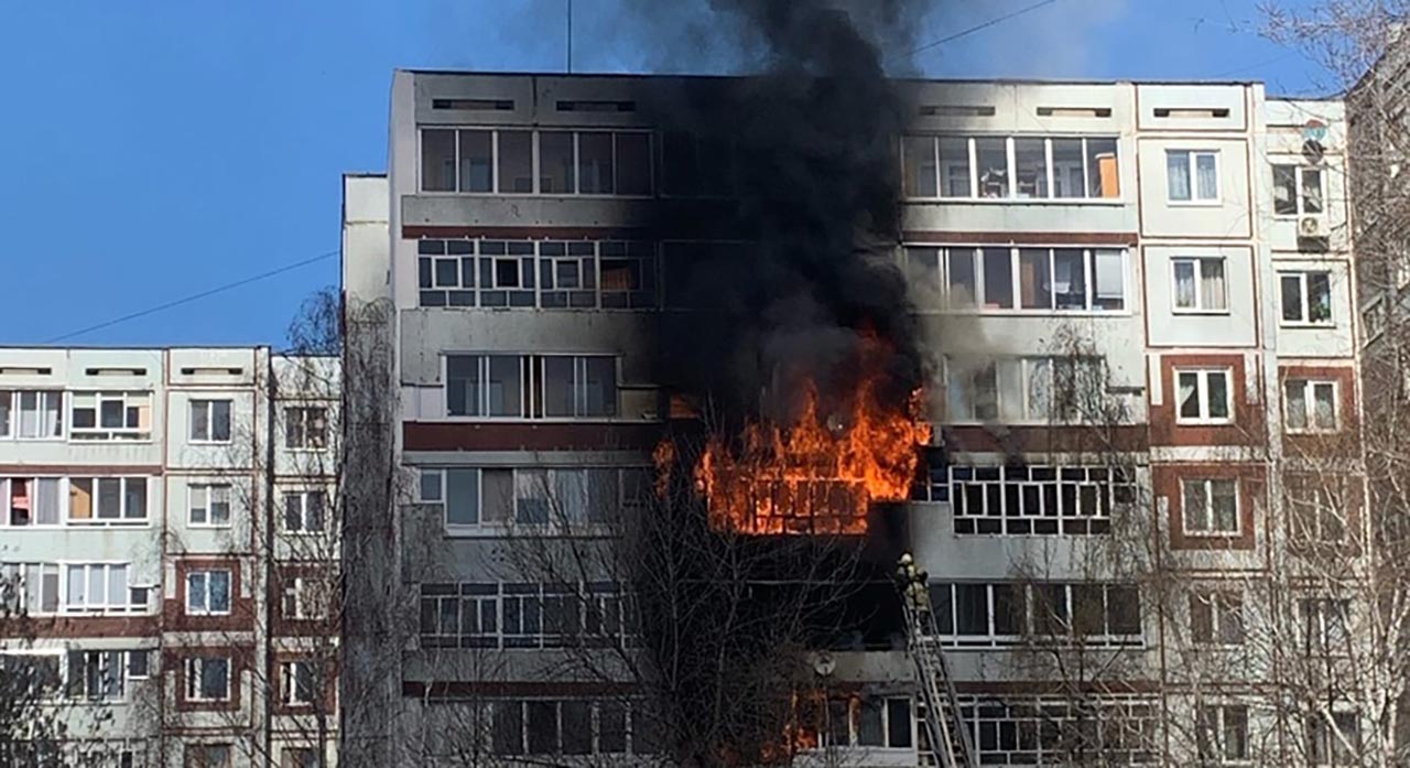 Вечером в казанской многоэтажке произошел пожар на балконе, хозяин квартиры  получил ожоги