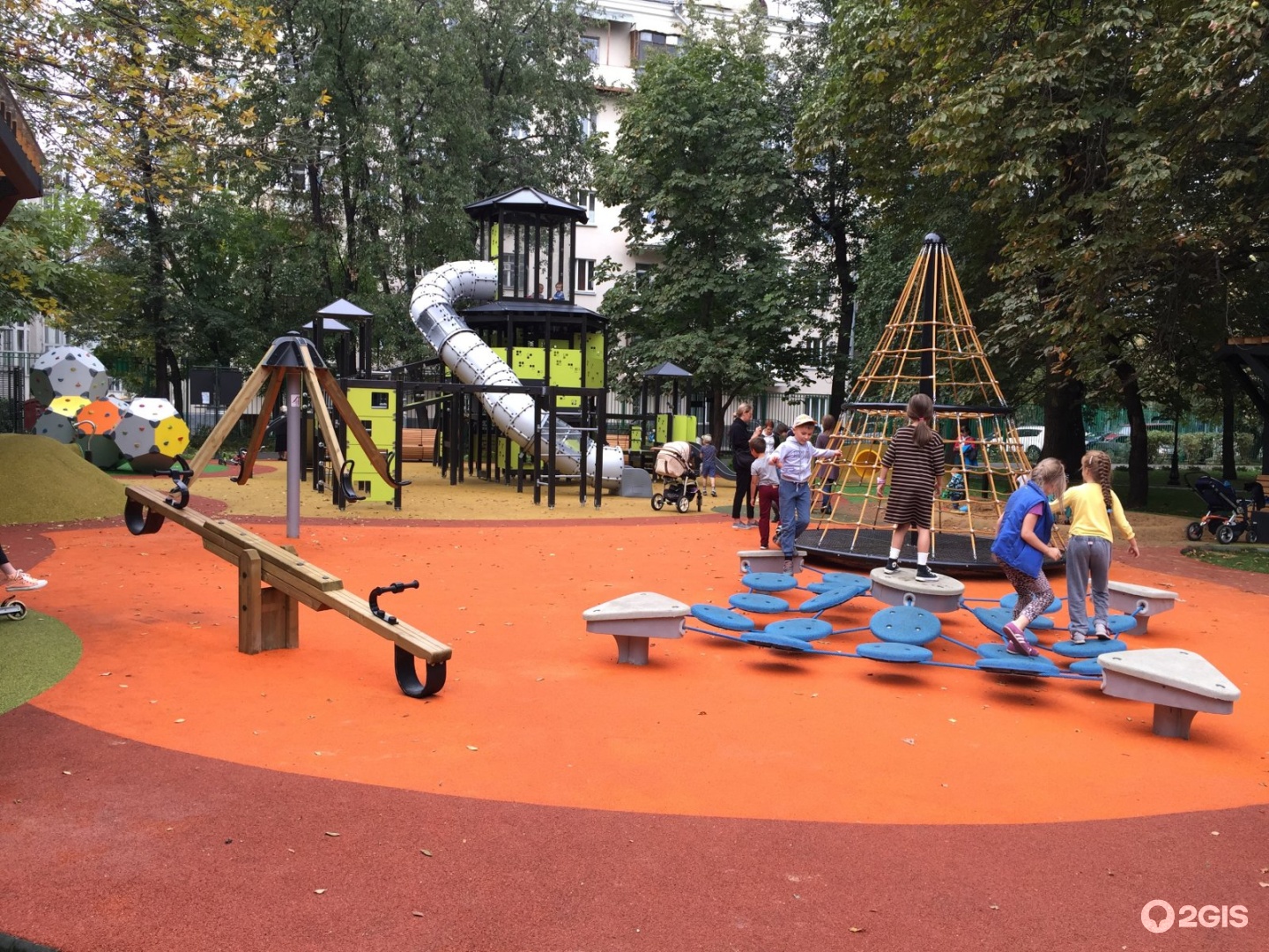 Эксперты обсудили в "РГ" причины несчастных случаев на детских площадках