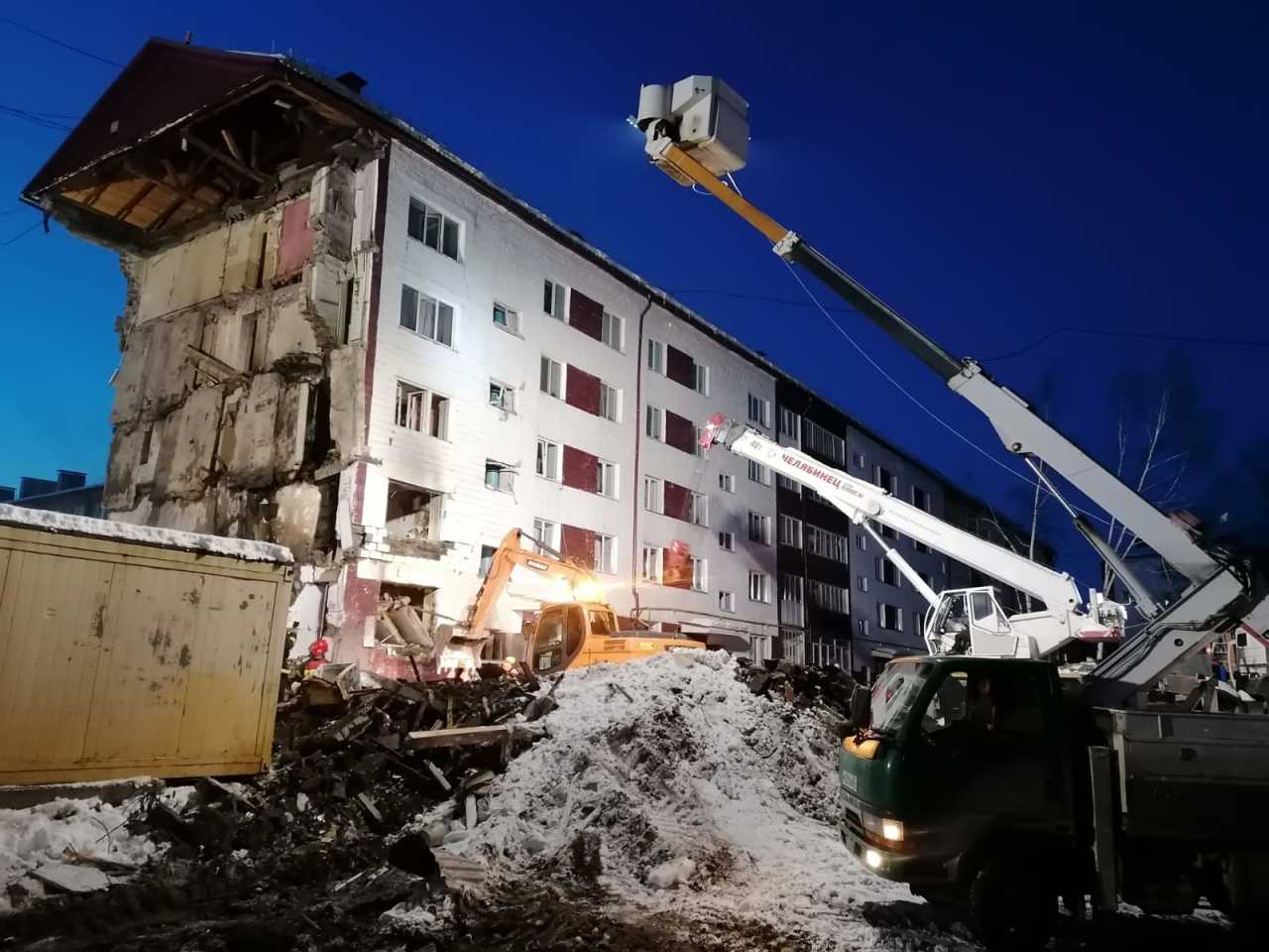 Число погибших при взрыве в доме на Сахалине увеличилось до трех