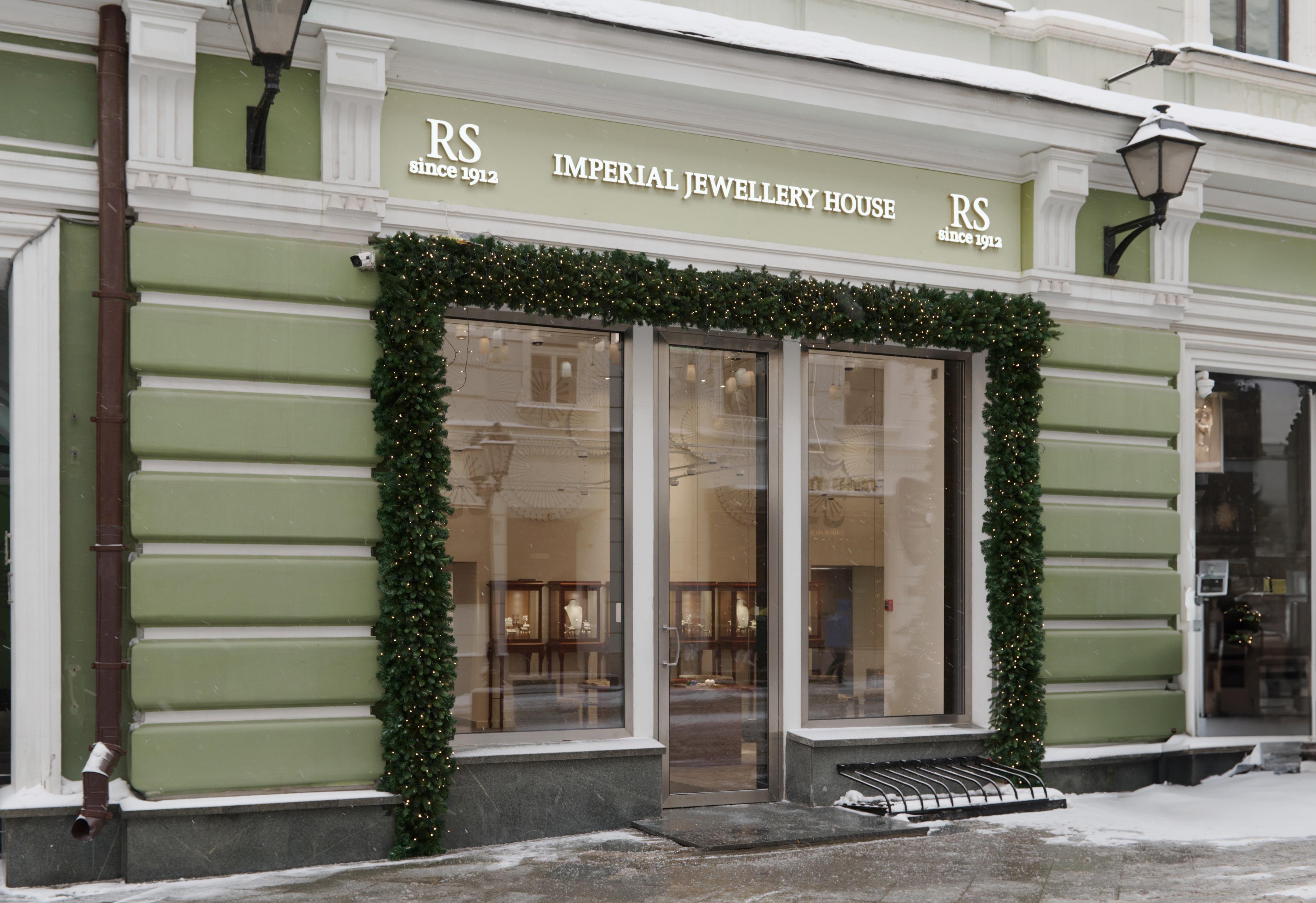 В Москве открылся первый бутик ювелирных украшений Imperial Jewellery House  от «Русских самоцветов»